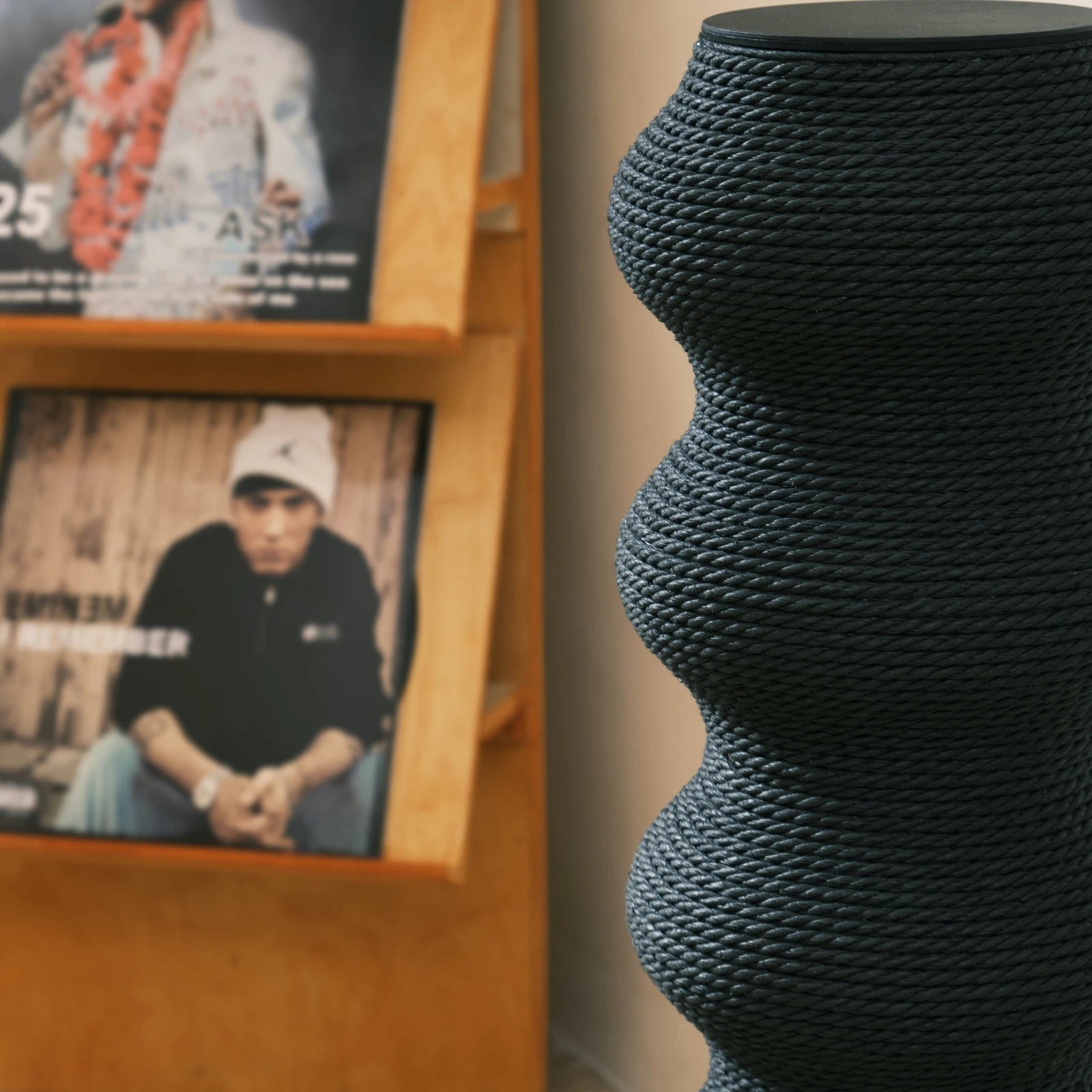 Coral Scratch Post | Black