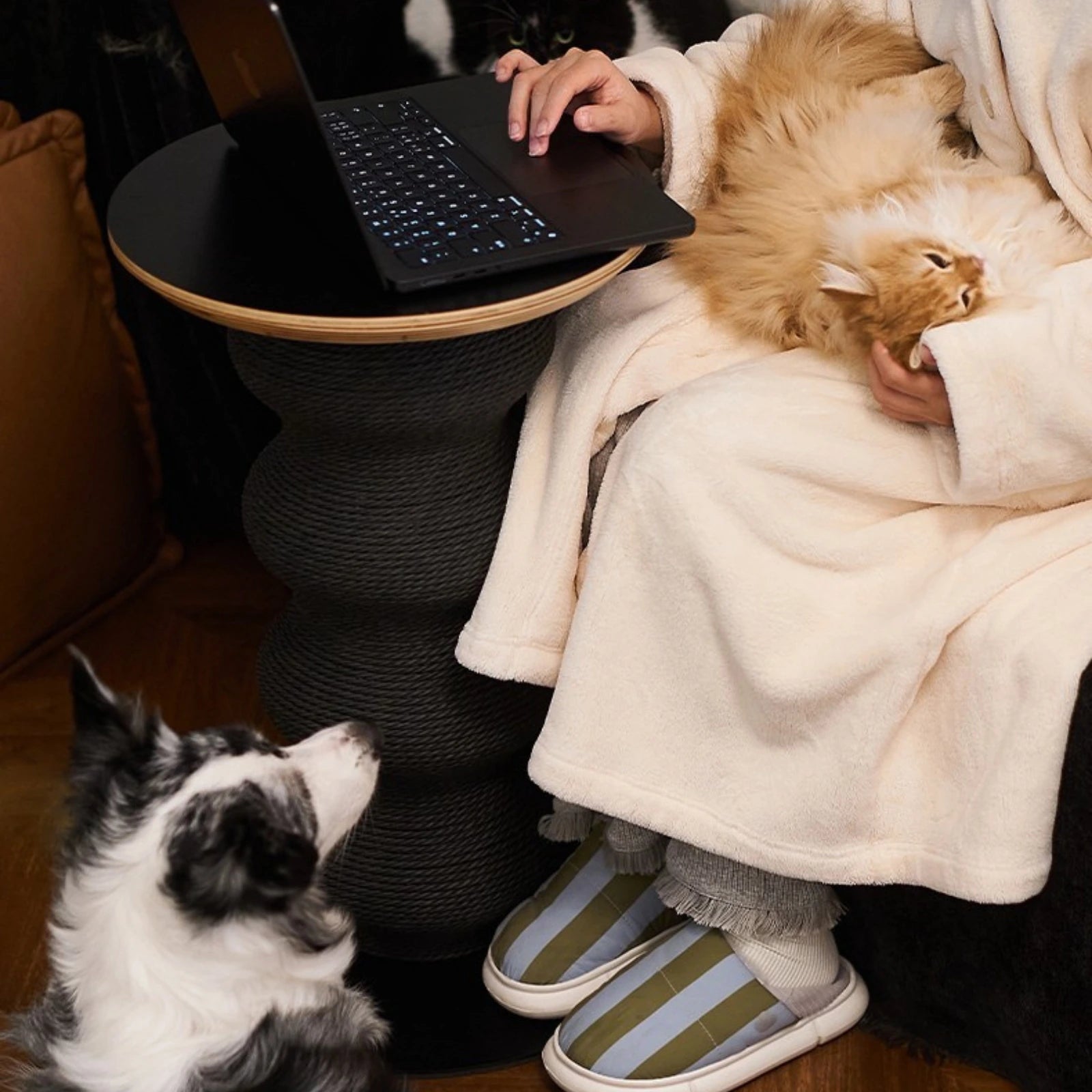 Coral Scratch Table | Black