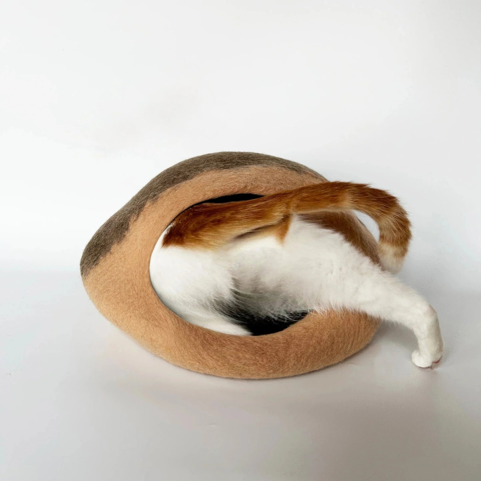 A Chestnut | Natural Wool Felt Cat Cave
