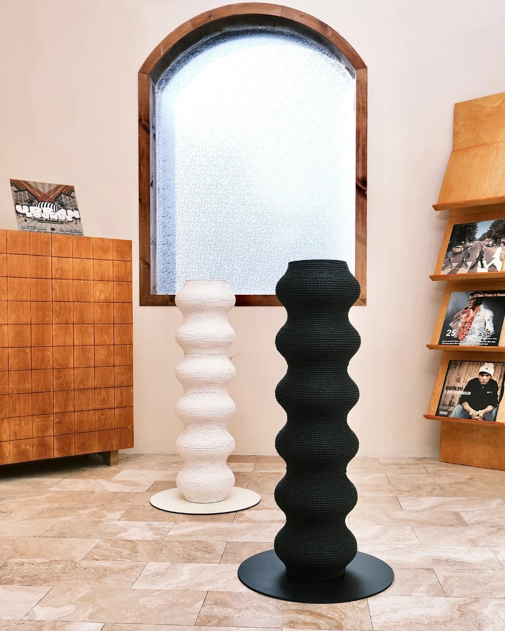 Coral Scratch Post | Black