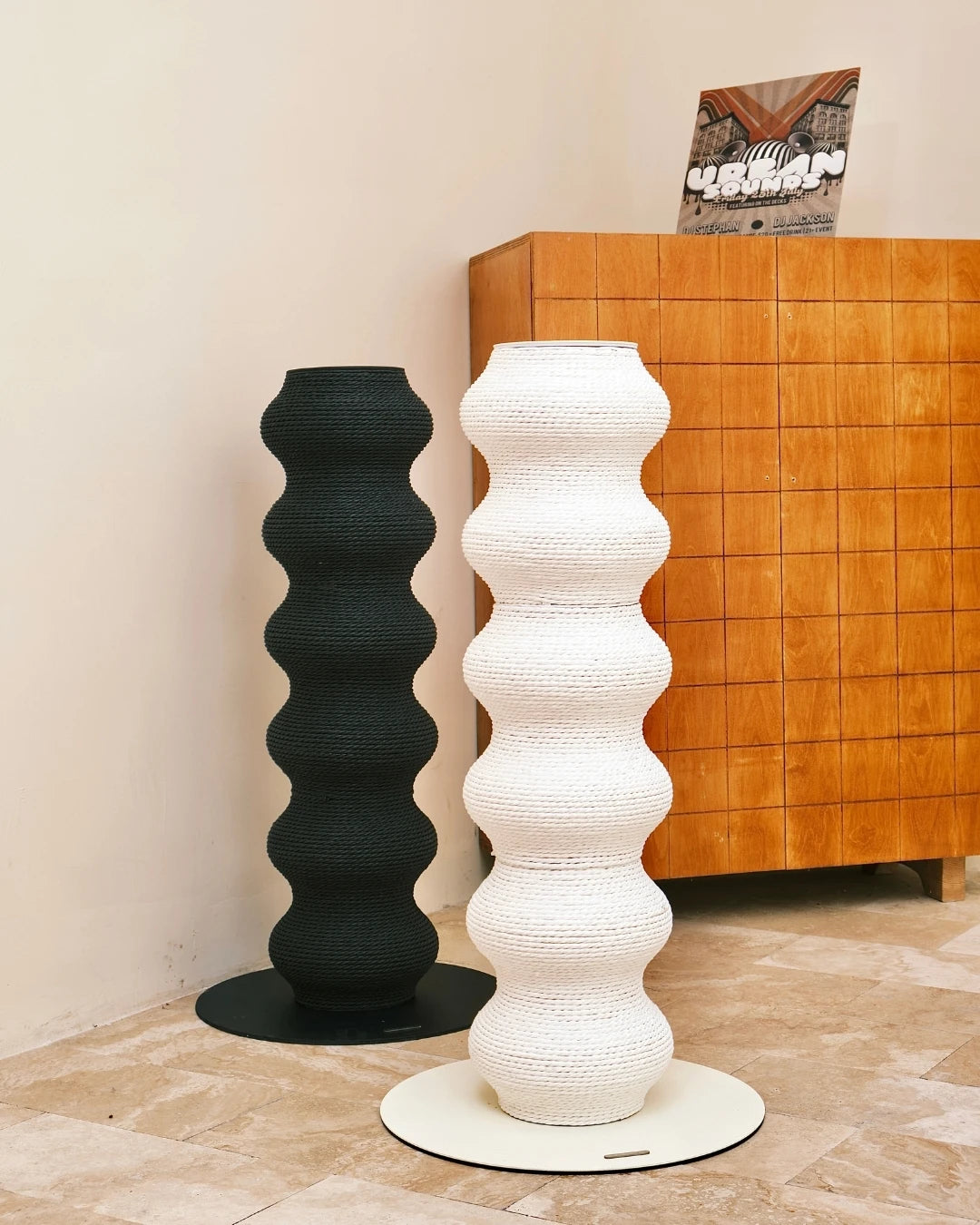 Coral Scratch Post | Black