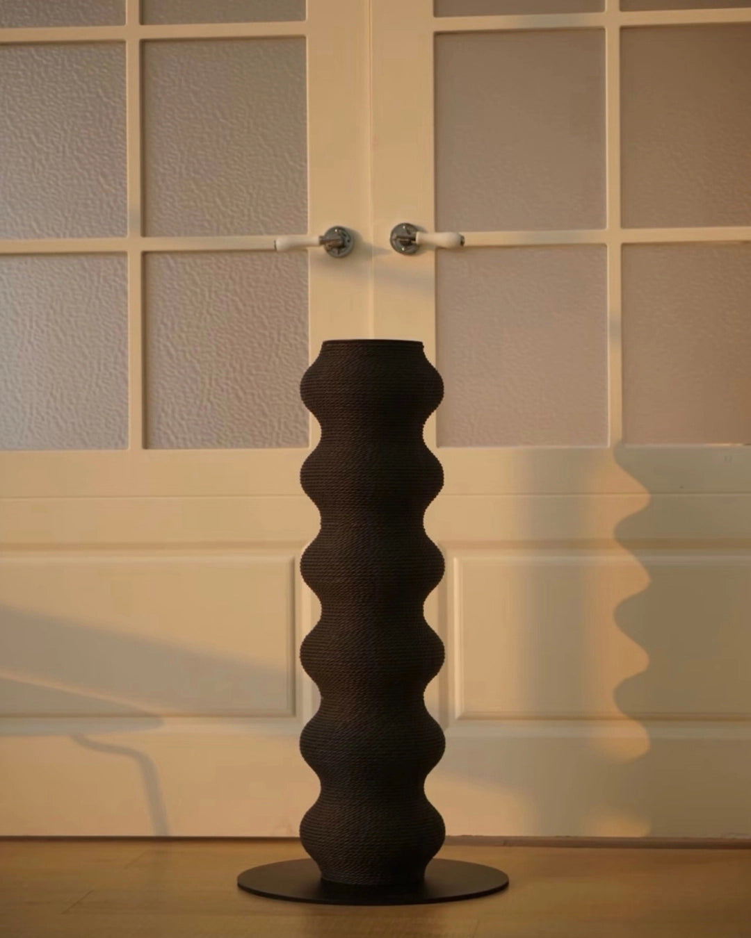 Coral Scratch Post | Black